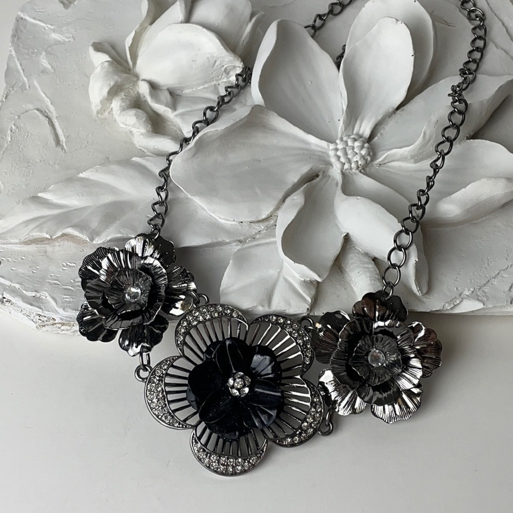 Guess Fashion Necklace Three Flower With Crystals Statement - Picture 2 of 12